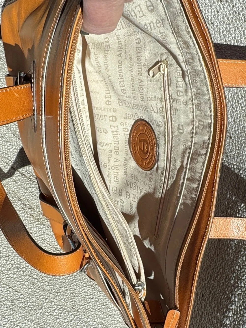 VTG Etienne Aigner Vintage Cognac Leather Shoulder Bag/Tote with Horseshoe Fob